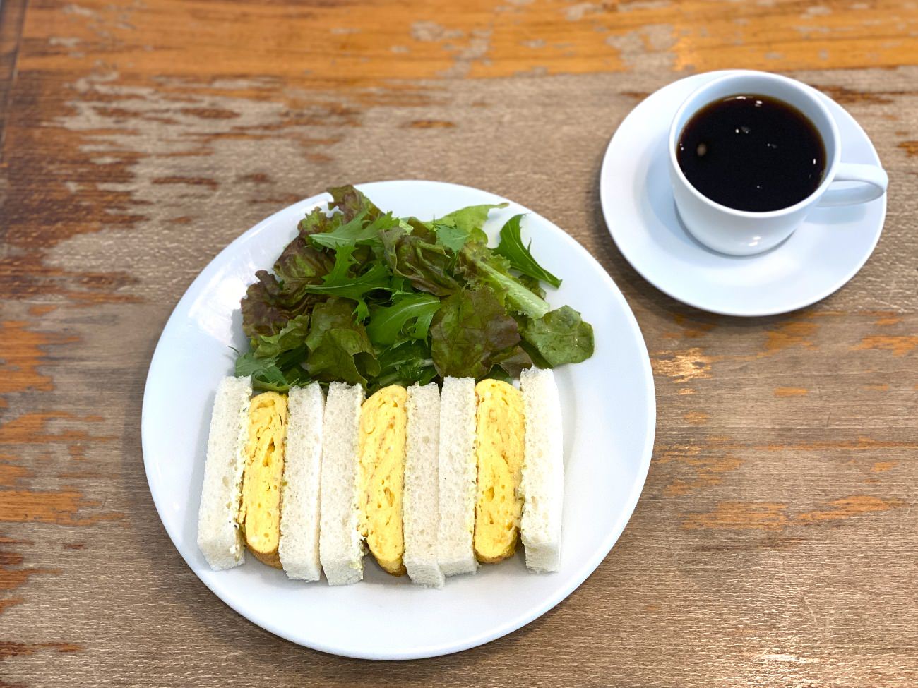 エッグサンドとコーヒー