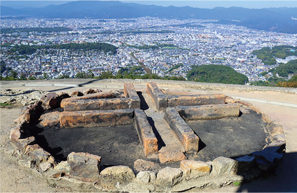 「大文字」中央の火床「金尾（かなわ）」