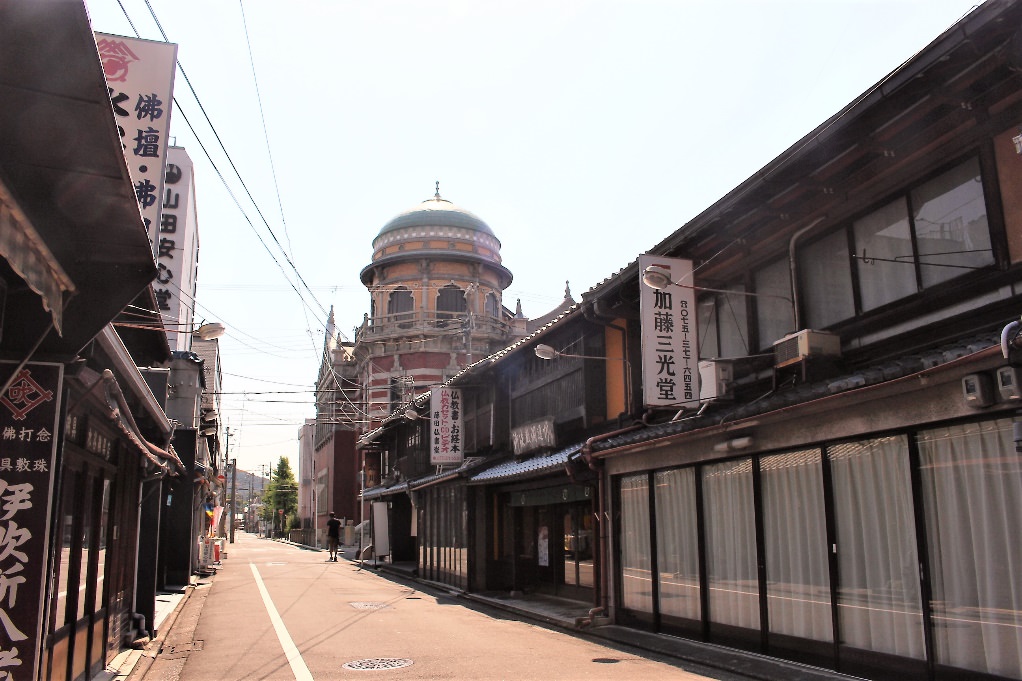 純和風の建物と異国情緒あふれる赤レンガ