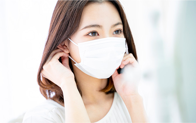 女性がマスクをしている写真