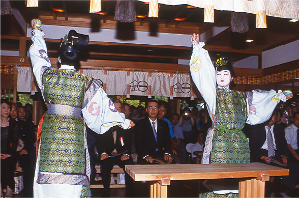 重陽祭の舞楽を舞い奉納